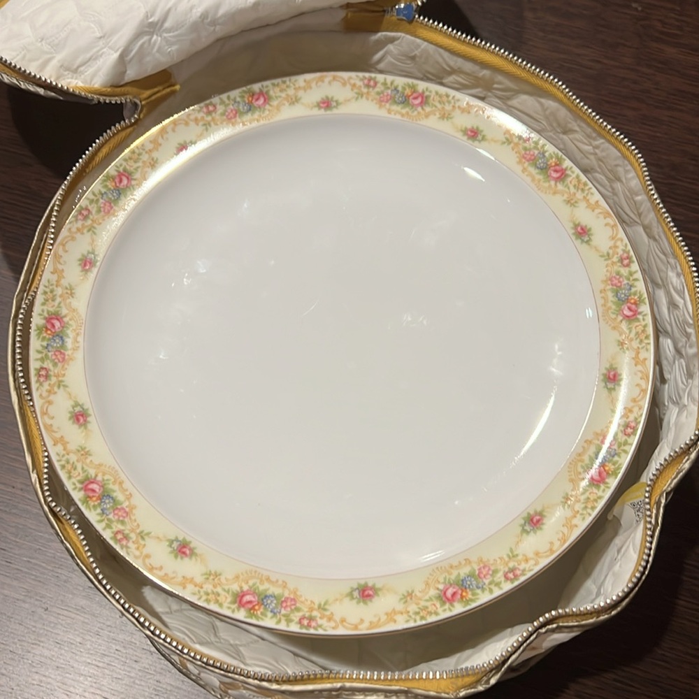 Windsor Meito china 8 pcs of each 10”, 8”, 6.5”and saucers BN